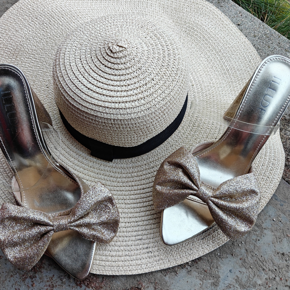 Elegant Gold Heels with Bow Accent